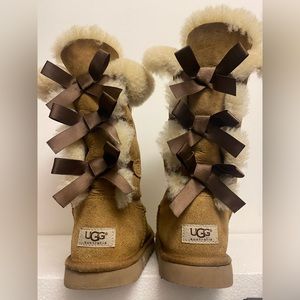 Size 9 Ugg boots tan with bows